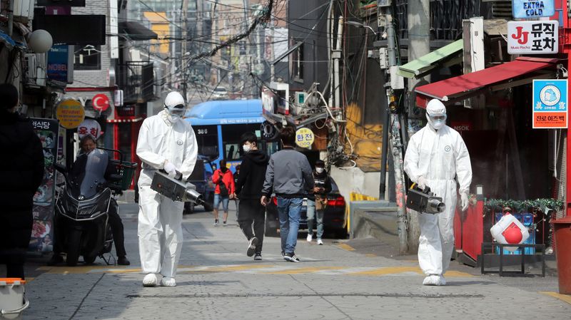 &copy; Reuters. 韓国、コロナ制限緩和方針を維持　ソウルの再流行にもかかわらず