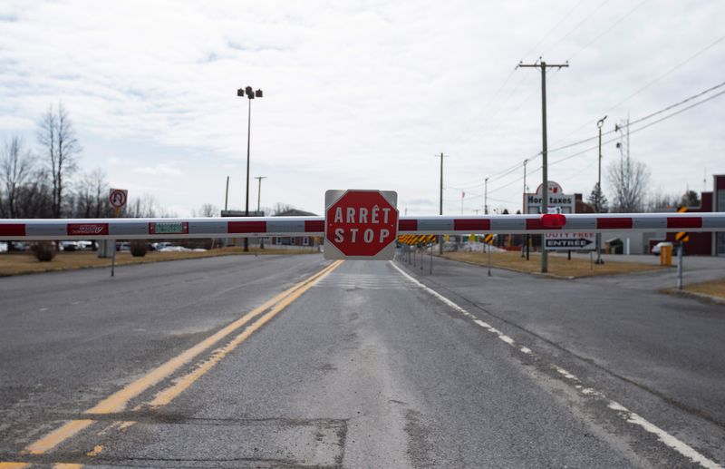 &copy; Reuters. An empty border crossing at the U.S.-Canada border in Lacolle, Quebec