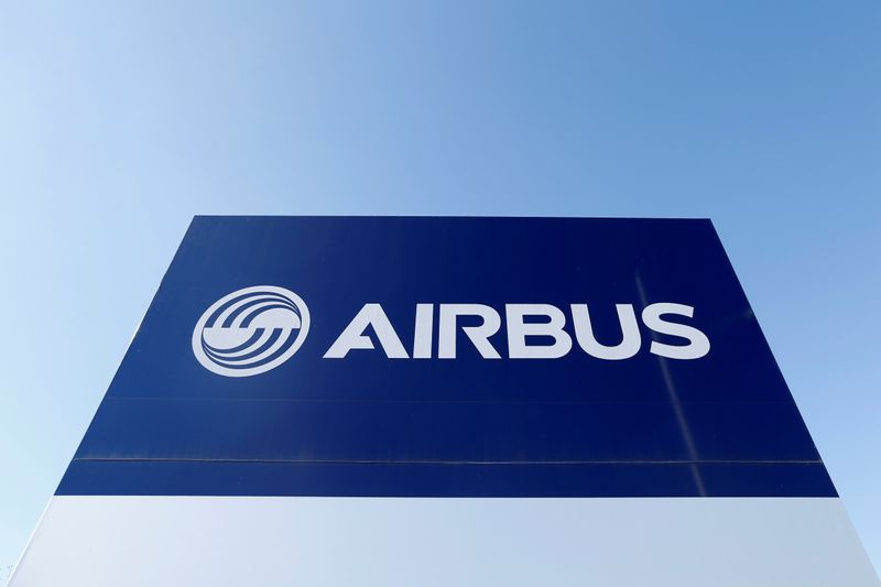 &copy; Reuters. FOTO DE ARCHIVO: El logo de Airbus en la sede de la empresa en Blagnac