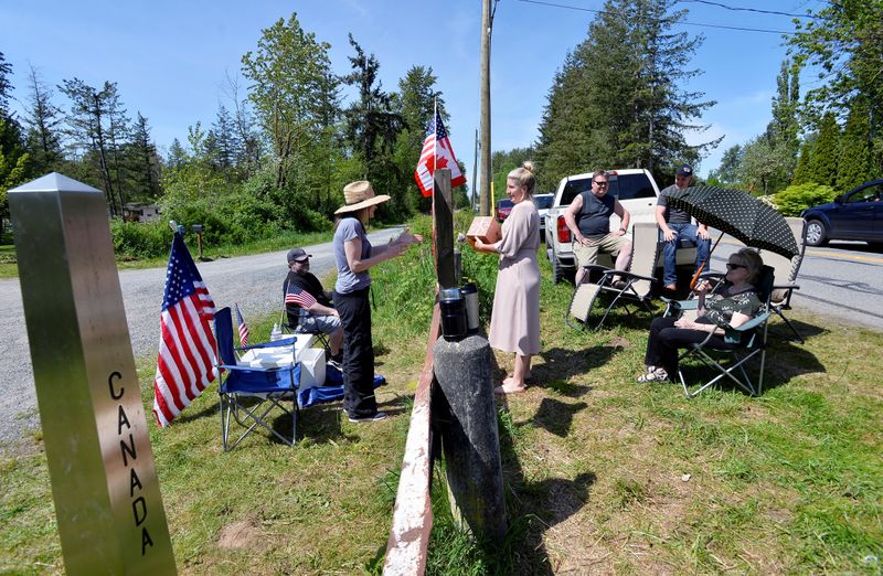 © Reuters. FILE PHOTO: Roadside meetups along the Canada-U.S. border in Langley, British Columbia.