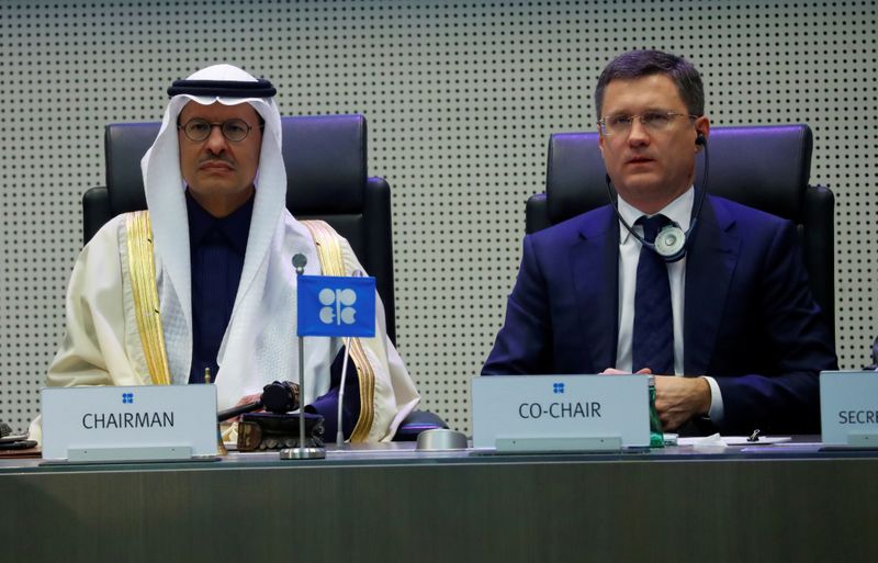 &copy; Reuters. Главы министерств энергетики РФ и Саудовской Аравии Александр Новак и принц Абдулазиз бин Салман на встрече ОПЕК+ в Вене