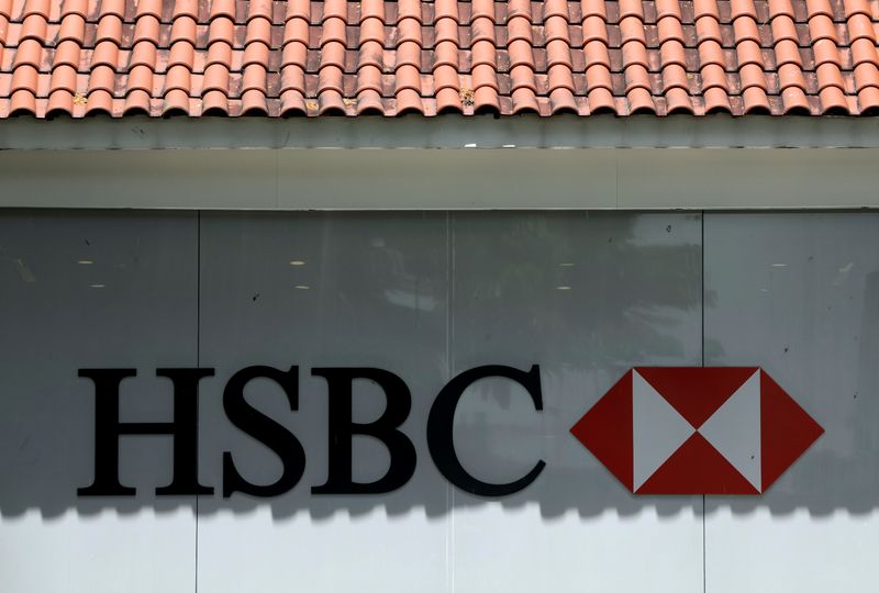 &copy; Reuters. FILE PHOTO: HSBC bank signage is pictured in Singapore