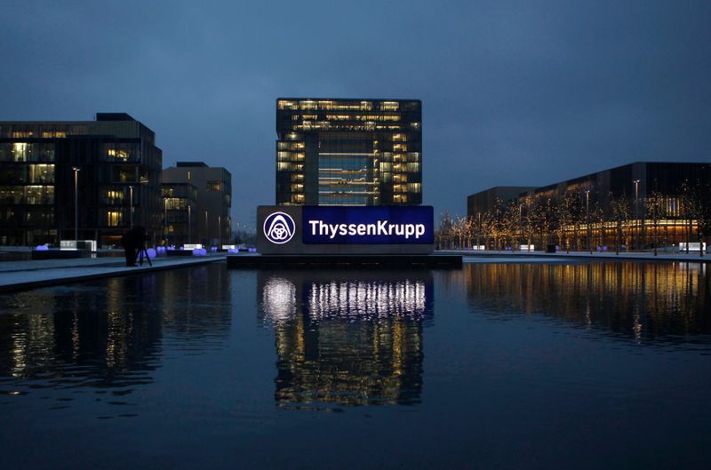 &copy; Reuters. Il logo di ThyssenKrupp AG presso il quartier generale del gruppo a Essen, 11 dicembre 2012