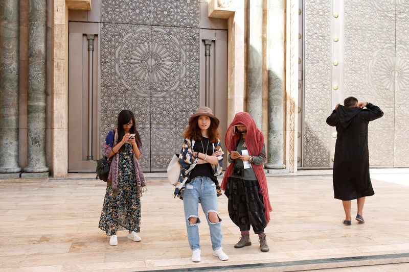 &copy; Reuters. FILE PHOTO: Chinese tourists visit the Hassan II Mosque in Casablanca