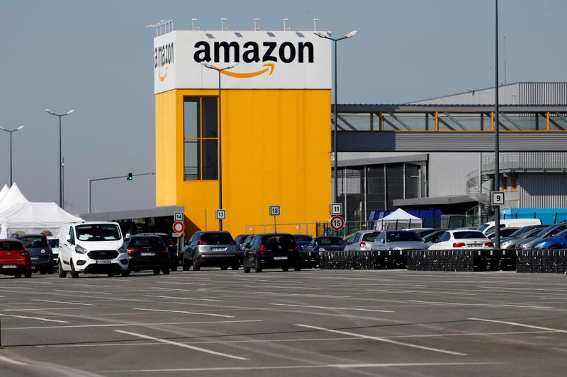 © Reuters. FILE PHOTO: Amazon logistics center in Lauwin-Planque