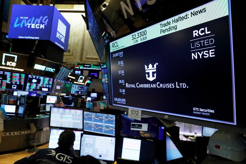 © Reuters. Logo da Royal Caribbean em painel na bolsa de valores de Nova York, EUA