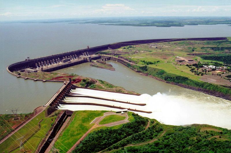 © Reuters. Vista aérea da usina hidrelétrica de Itaipu, em Foz do Iguaçu (PR)