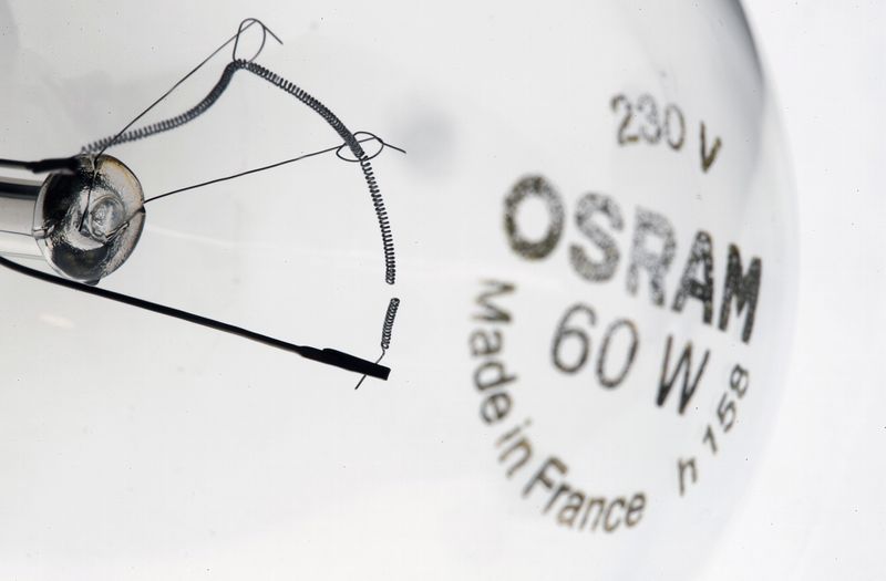 © Reuters. Broken filament of a lightbulb by lighting manufacturer Osram is pictured in Zurich