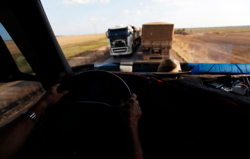 © Reuters. Caminhão passa por trecho da BR-163 em Lucas do Rio Verde (MT)