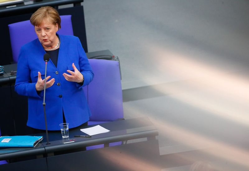 © Reuters. Chanceler da Alemanha, Angela Merkel, fala ao Parlamento em meio à pandemia de coronavírus
