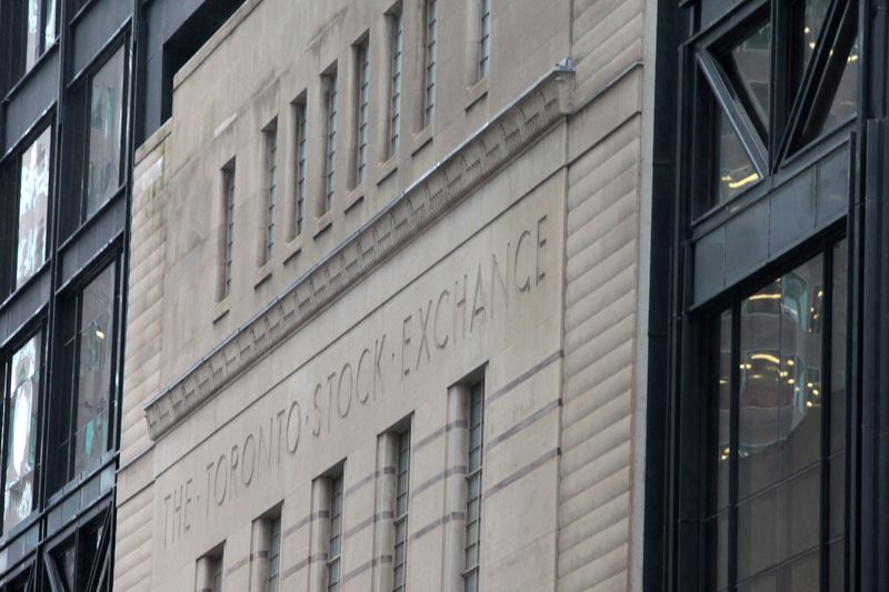 © Reuters. La fachada del edificio original de la Bolsa de Toronto se ve en Toronto