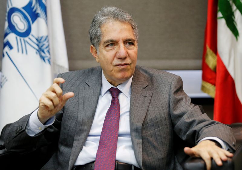 © Reuters. FOTO DE ARCHIVO: El ministro de Finanzas del Líbano, Ghazi Wazni, hace un gesto mientras habla durante una entrevista con Reuters en Beirut