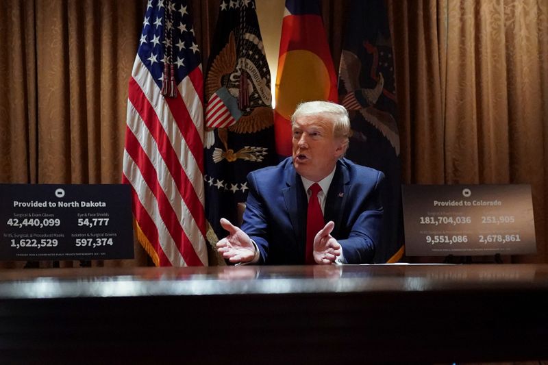 &copy; Reuters. El presidente de Estados Unidos, Donald Trump, durante una reunión con gobernadores por la respuesta del país a la pandemia de coronavirus, en la Casa Blanca, en Washington