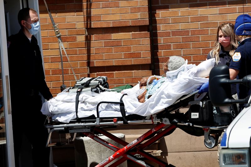 &copy; Reuters. Paramédicos llevan a un paciente desde fuera del Centro Médico Maimonides en Brooklyn durante el brote de coronavirus en la ciudad de Nueva York. 13 de mayo de 2020.