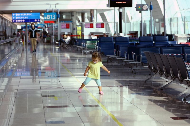 © Reuters. FILE PHOTO: Dubai International airport resumed limited outbound passenger flights amid outbreak of the coronavirus