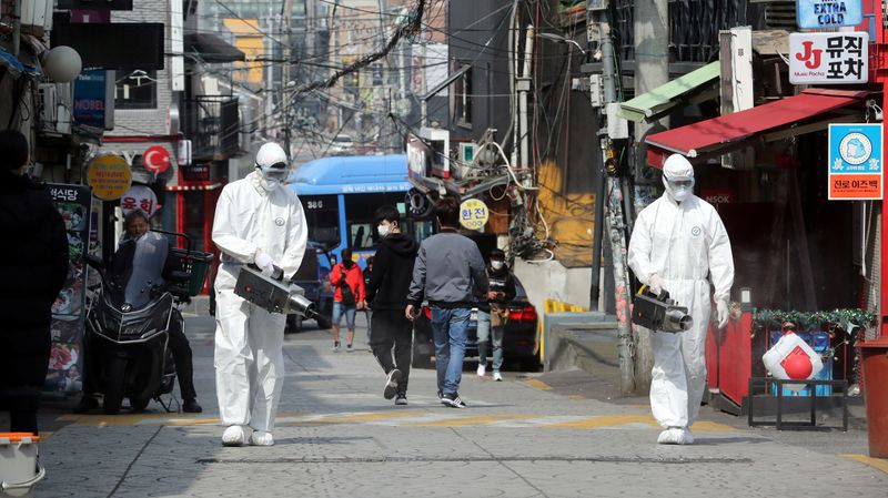 © Reuters. Quarantine workers spray disinfectants at night spots of Itaewon neighborhood, following the coronavirus disease (COVID-19) outbreak, in Seoul