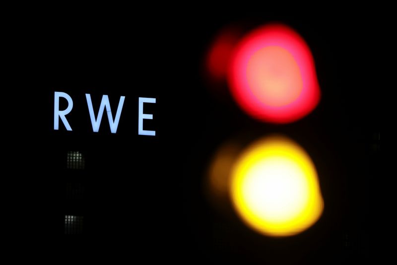 &copy; Reuters. The logo of German utility and and energy supplier RWE is pictured next to a traffic light outside RWE&apos;s lignite power plant in Weisweiler near the western German city of Aachen