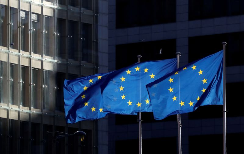 &copy; Reuters. FOTO DE ARCHIVO: Las banderas de la Unión Europea ondean frente a la sede de la Comisión Europea en Bruselas, Bélgica