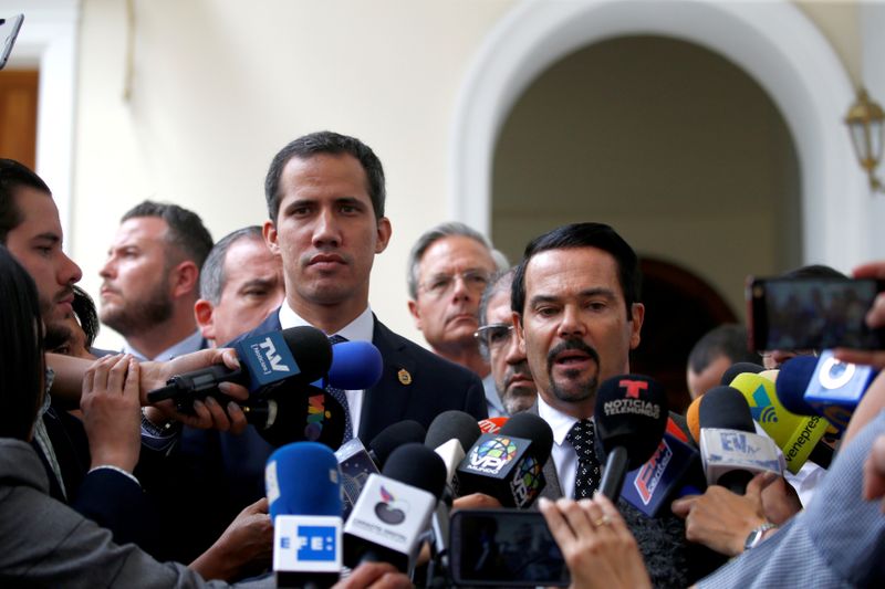 &copy; Reuters. FOTO DE ARCHIVO: El embajador francés en Venezuela, Romain Nadal, da una conferencia de prensa junto al líder de la oposición venezolana, Juan Guaido, y a los representantes diplomáticos acreditados de la Unión Europea en Caracas, Venezuela
