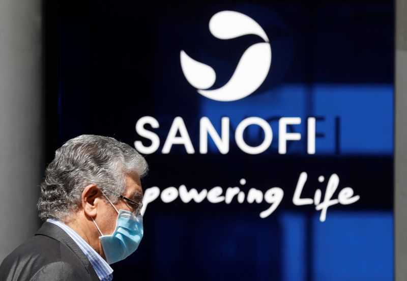 &copy; Reuters. FILE PHOTO: Sanofi logo is seen in Paris