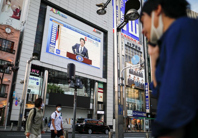 © Reuters. 経済は100年に一度の危機、2次補正は規模感持って編成＝安倍首相