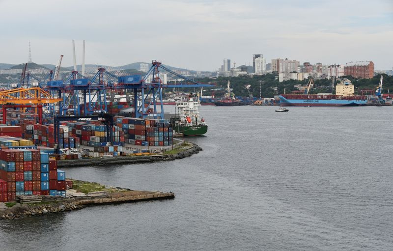&copy; Reuters. Вид на порт Владивостока
