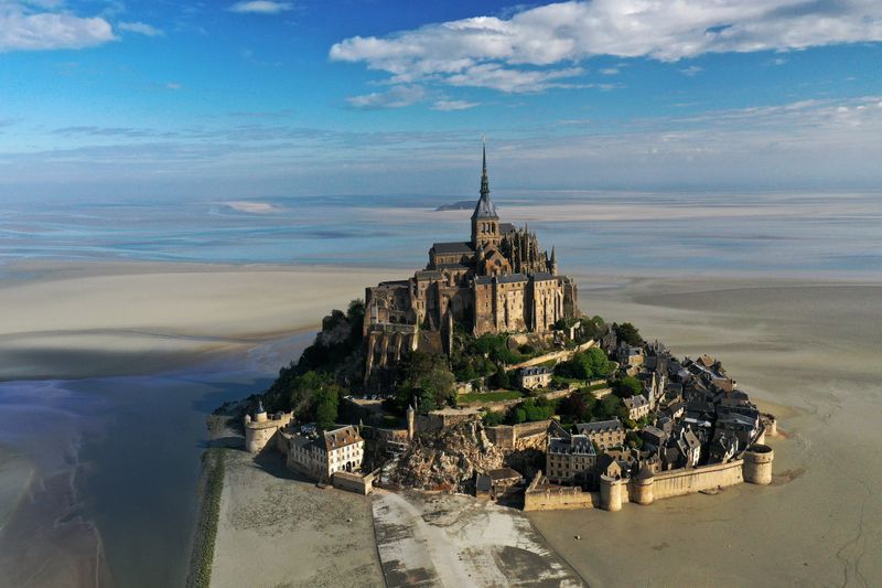 &copy; Reuters. Veduta aerea che mostra Mont Saint-Michel deserta, nella regione occidentale della Normandia, durante il lockdown imposto per contrastare la diffusione del coronavirus (Covid-19) in Francia