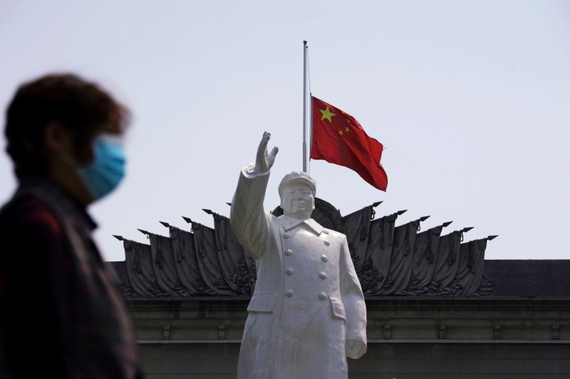 &copy; Reuters. he Chinese national flag flies at half-mast behind a statue of late Chinese chairman Mao Zedong in Wuhan