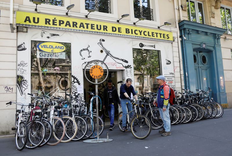 &copy; Reuters. Oficina de bicicletas em Paris