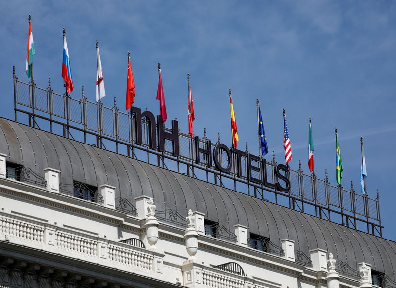 © Reuters. El logo del NH Hotel en la parte superior del hotel NH Madrid Nacional en Madrid, España, el 14 de junio de 2018