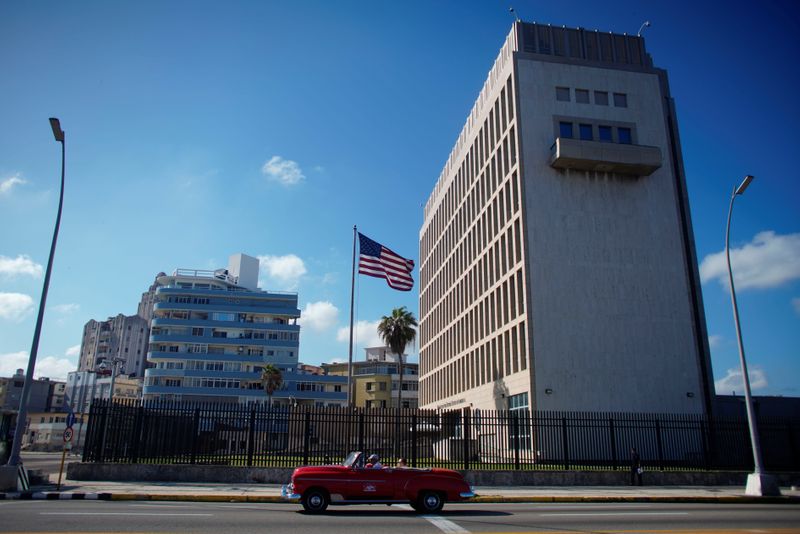 &copy; Reuters. FILE PHOTO: Tourists in a vintage car pass by the U.S. Embassy in Havana