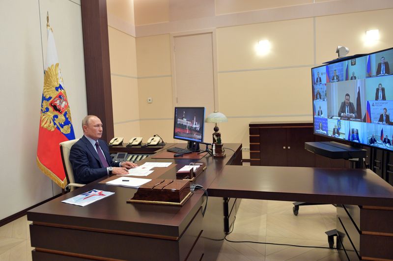 &copy; Reuters. Presidente russo, Vladimir Putin, durante videoconferência com autoridades