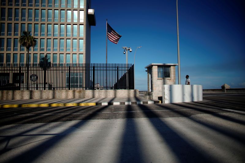 © Reuters. A security guard stands next to the U.S. Embassy in Havana