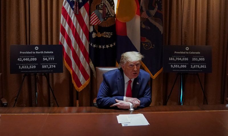 © Reuters. Foto del miércoles del presidente de EEUU, Donald Trump, en una reunión en la Casa Blanca sobre el manejo de la pandemia del coronavirus