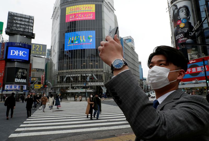 © Reuters. FILE PHOTO: The Wider Image: High noon in a coronavirus-stricken world