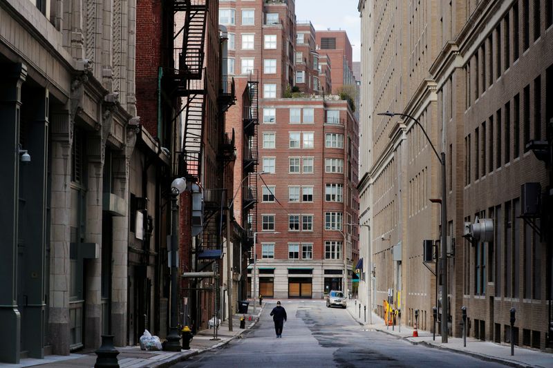 &copy; Reuters. Прохожий на опустевших улицах Бостона во время пандемии COVID-19