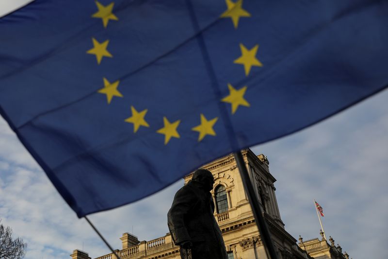 &copy; Reuters. FOTO DE ARCHIVO: Una bandera de la Unión Europea ondea frente al Palacio de Westminster