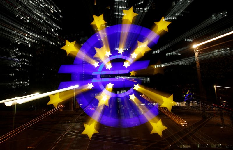 &copy; Reuters. Знак евро на фоне бывшей штаб-квартиры ЕЦБ во Франкфурте