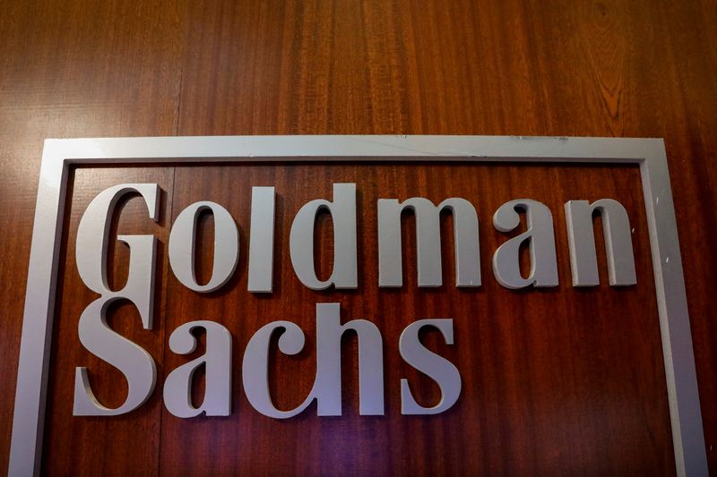 © Reuters. FOTO DE ARCHIVO: El logotipo de la compañía Goldman Sachs se ve en el espacio de la compañía en el piso de la NYSE en Nueva York