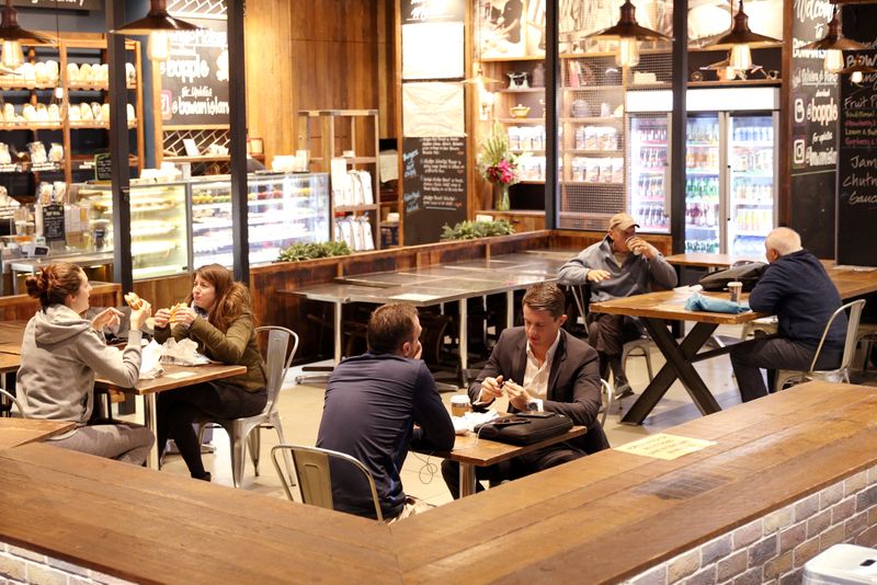 &copy; Reuters. Varias parejas de clientes en un café de Sídney