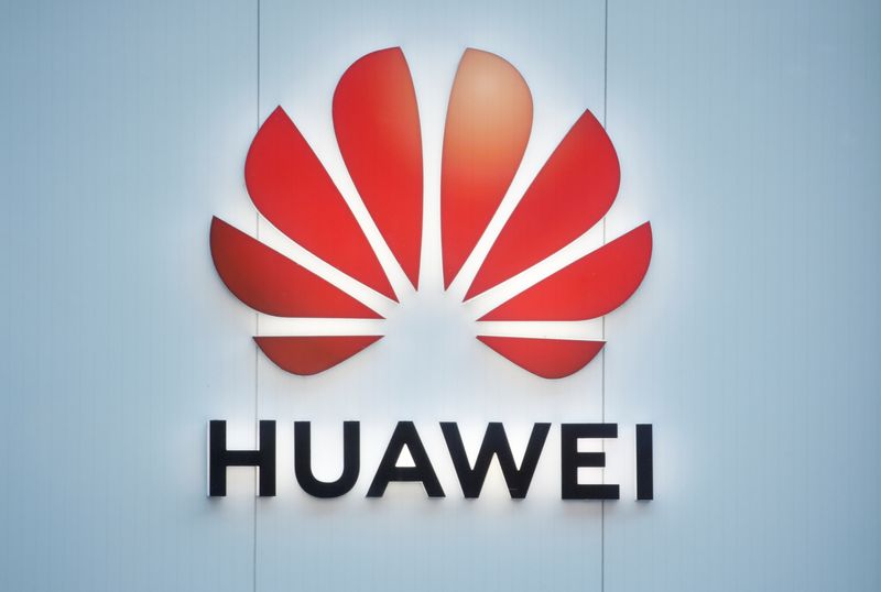 &copy; Reuters. Логотип Huawei в Давосе