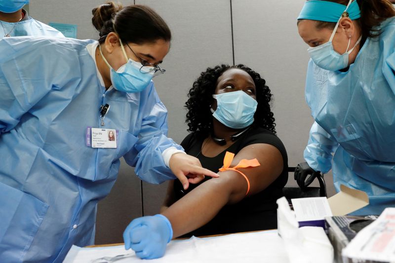 &copy; Reuters. FOTO DE ARCHIVO: Unas empleadas de Northwell Health extraen una muestra de sangre a una paciente en Nueva York
