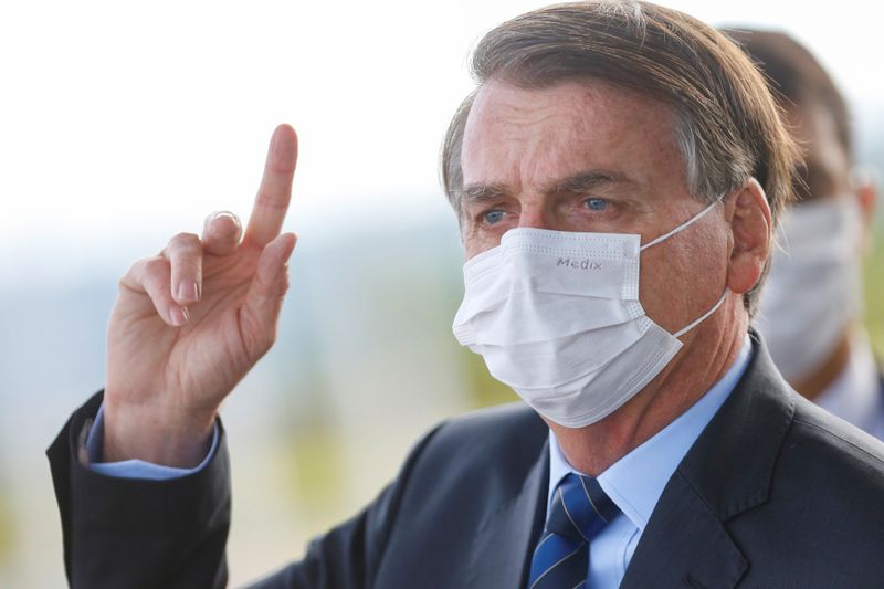 © Reuters. Presidente Jair Bolsonaro na saída do Palácio da Alvorada, em Brasília