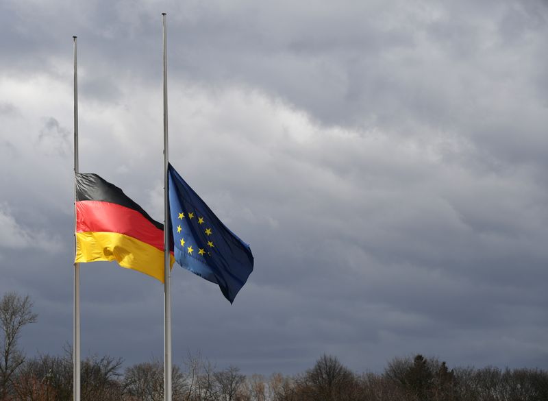 © Reuters. Bandeiras da Alemanha e da UE hasteadas em Berlim