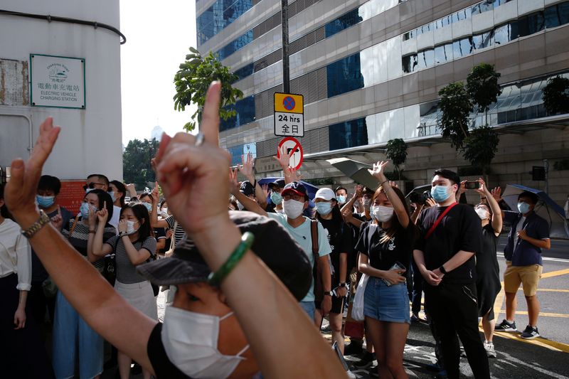 &copy; Reuters. FOTO DE ARCHIVO: Grupo de manifestantes en Hong Kong