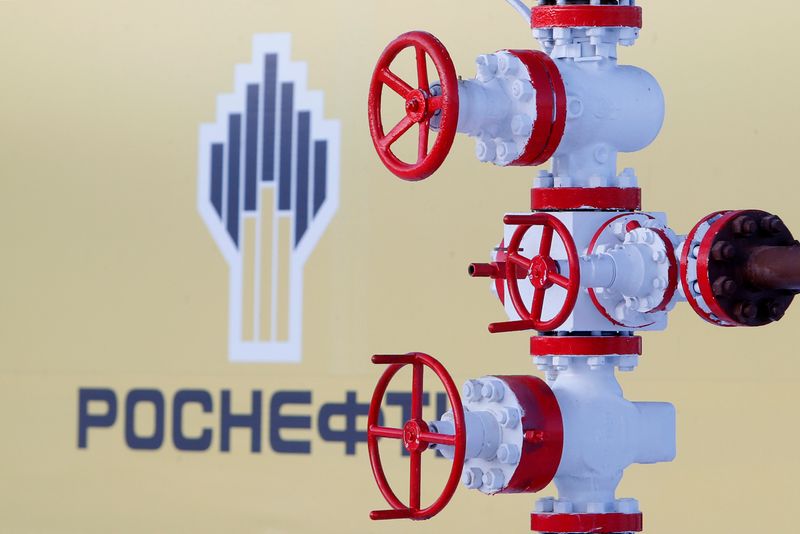 &copy; Reuters. Логотип Роснефти на Самотлорском нефтяном месторождении вблизи Нижневартовска