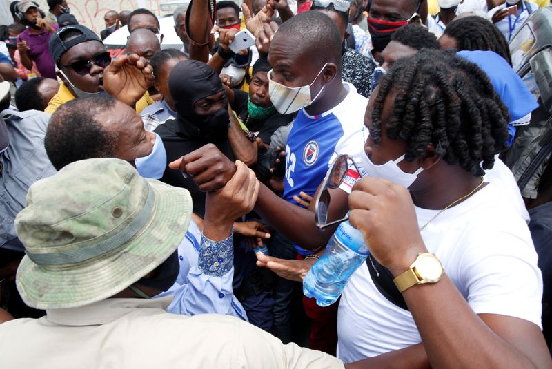 &copy; Reuters. Yves Jean-Bart, presidente da Federação Haitiana de Futebol, deixa procuadoria após prestar depoimento em inquérito sobre suspeita de abuso sexual de jogadores jovens