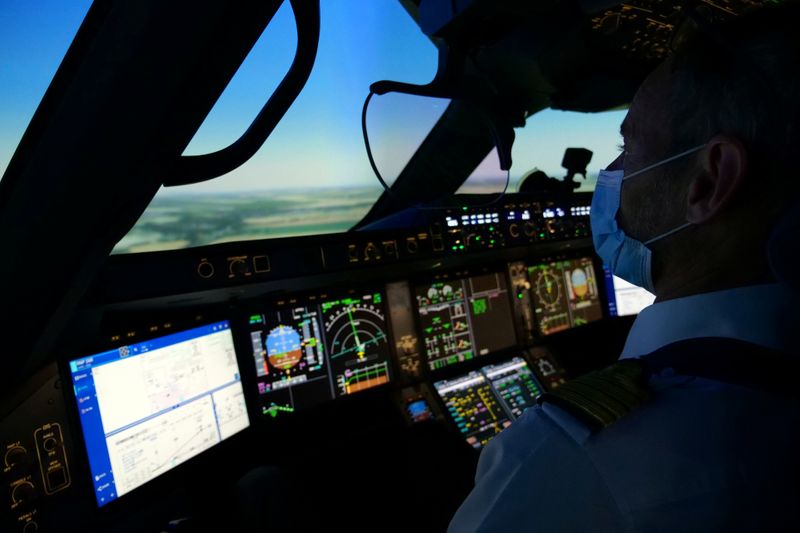 © Reuters. An Air France pilot trains in a flight simulator at a training centre near Paris amid COVID-19 outbreak