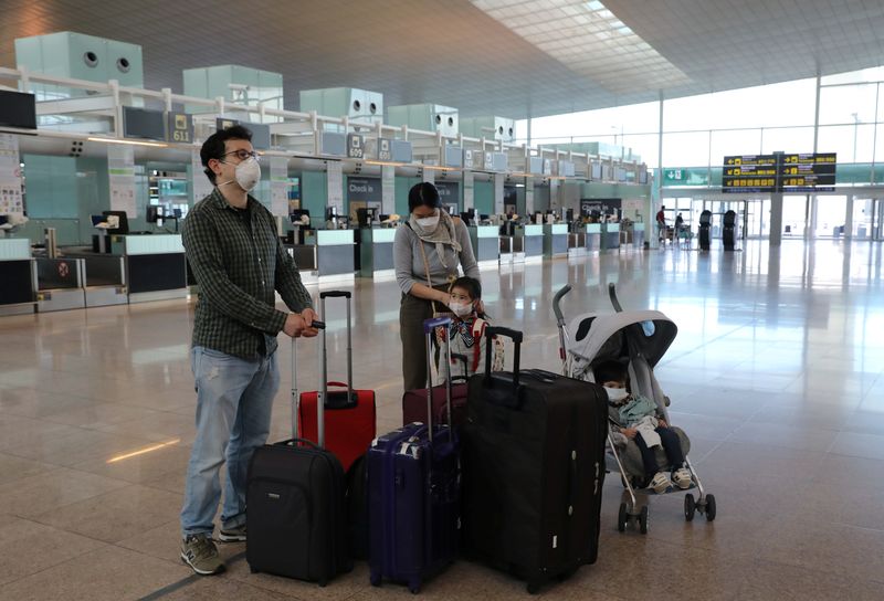 © Reuters. Família aguarda voo para Seul em aeroporto de Barcelona