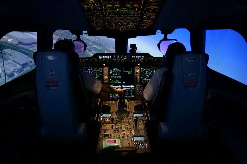 © Reuters. Air France pilots train in a flight simulator at a training centre near Paris amid COVID-19 outbreak